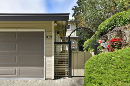 913-2829 Arbutus Rd, Saanich, BC 