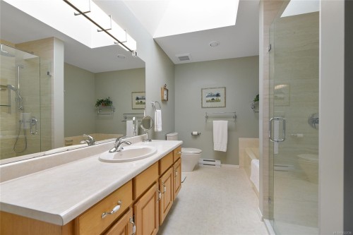 913-2829 Arbutus Rd, Saanich, BC 