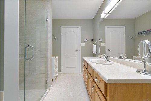 913-2829 Arbutus Rd, Saanich, BC 