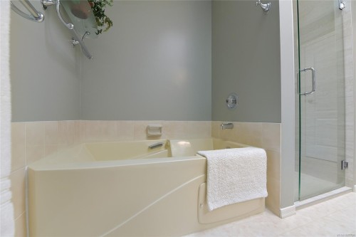 913-2829 Arbutus Rd, Saanich, BC 