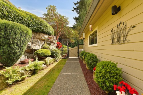 913-2829 Arbutus Rd, Saanich, BC 