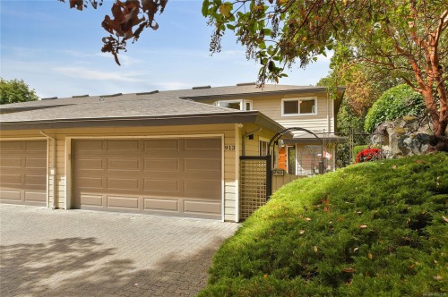 913-2829 Arbutus Rd, Saanich, BC 