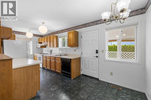 329 6Th Ave S Avenue, Creston, BC - Indoor Photo Showing Kitchen With Double Sink