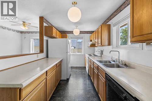 329 6Th Ave S Avenue, Creston, BC - Indoor Photo Showing Kitchen With Double Sink