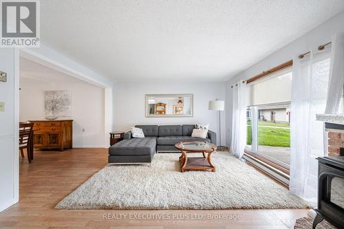5 Pineview Court, New Tecumseth, ON - Indoor Photo Showing Living Room