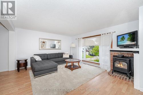 5 Pineview Court, New Tecumseth, ON - Indoor Photo Showing Living Room With Fireplace