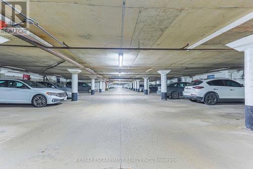 54 - 5475 Lakeshore Road, Burlington, ON - Indoor Photo Showing Garage