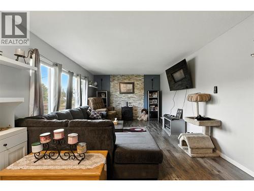 2590 Tranquille Road, Kamloops, BC - Indoor Photo Showing Living Room