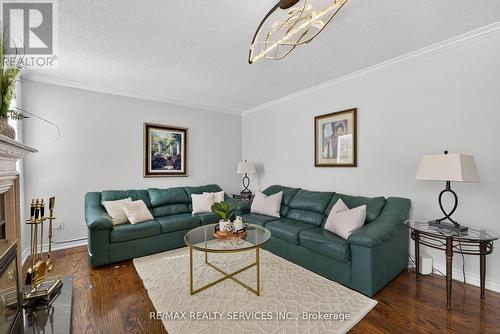 124 Royal Valley Drive, Caledon, ON - Indoor Photo Showing Living Room