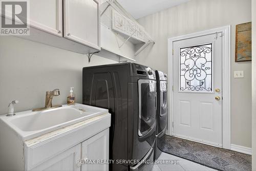 124 Royal Valley Drive, Caledon, ON - Indoor Photo Showing Laundry Room