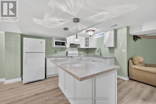 124 Royal Valley Drive, Caledon, ON - Indoor Photo Showing Kitchen