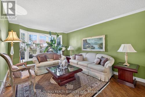 124 Royal Valley Drive, Caledon, ON - Indoor Photo Showing Living Room