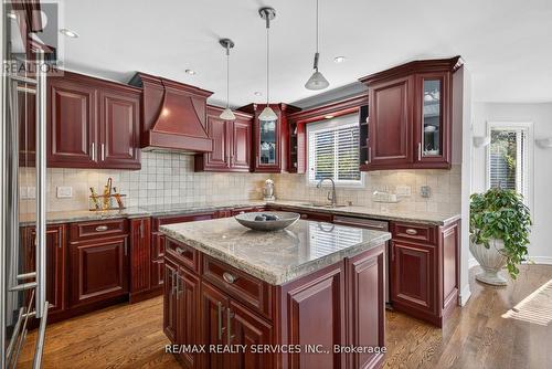 124 Royal Valley Drive, Caledon, ON - Indoor Photo Showing Kitchen With Upgraded Kitchen