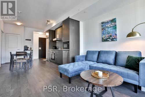 909 - 11 Lillian Street, Toronto, ON - Indoor Photo Showing Living Room