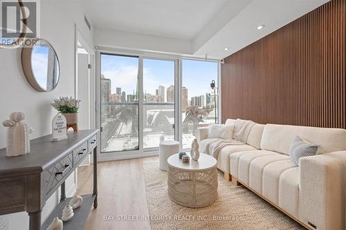 606 - 319 Jarvis Street, Toronto, ON - Indoor Photo Showing Living Room