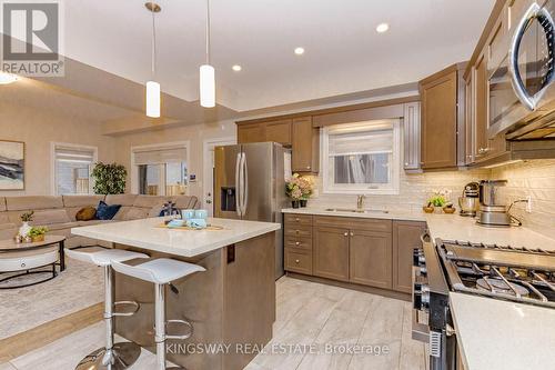 8961 Emily Boulevard, Niagara Falls, ON - Indoor Photo Showing Kitchen With Double Sink With Upgraded Kitchen