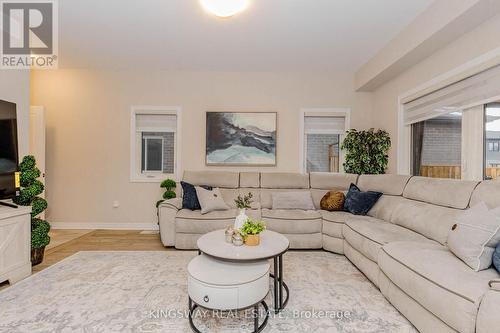 8961 Emily Boulevard, Niagara Falls, ON - Indoor Photo Showing Living Room