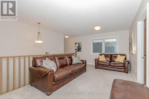 8961 Emily Boulevard, Niagara Falls, ON - Indoor Photo Showing Living Room