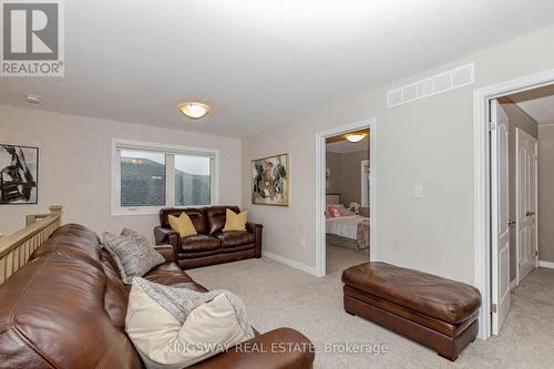 8961 Emily Boulevard, Niagara Falls, ON - Indoor Photo Showing Living Room