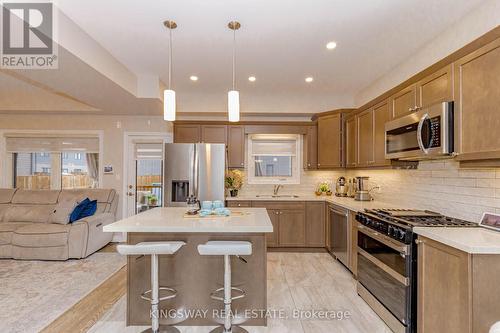 8961 Emily Boulevard, Niagara Falls, ON - Indoor Photo Showing Kitchen With Upgraded Kitchen