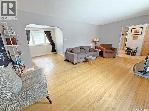 271 14Th Avenue Ne, Swift Current, SK - Indoor Photo Showing Living Room