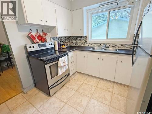271 14Th Avenue Ne, Swift Current, SK - Indoor Photo Showing Kitchen With Double Sink