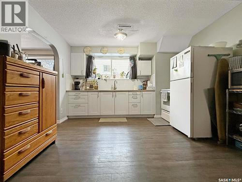 271 14Th Avenue Ne, Swift Current, SK - Indoor Photo Showing Kitchen