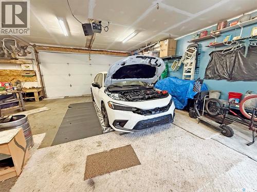 271 14Th Avenue Ne, Swift Current, SK - Indoor Photo Showing Garage