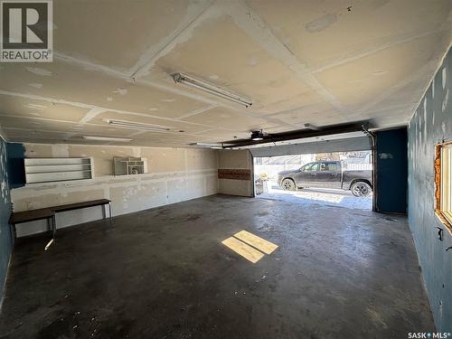 271 14Th Avenue Ne, Swift Current, SK - Indoor Photo Showing Garage