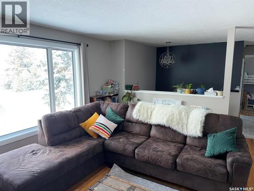 410 Miller Crescent E, Wynyard, SK - Indoor Photo Showing Living Room