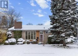 11 MERREDIN PLACE  Toronto, ON M3B 1S7