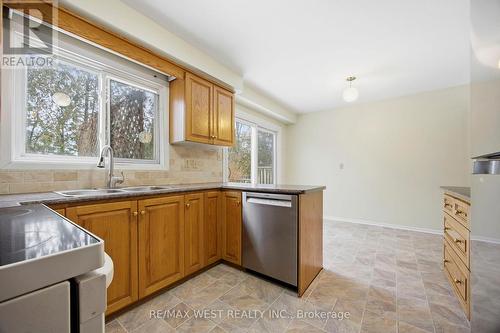 7350 Bendigo Circle, Mississauga, ON - Indoor Photo Showing Kitchen With Double Sink