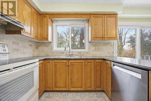 7350 Bendigo Circle, Mississauga, ON - Indoor Photo Showing Kitchen With Double Sink