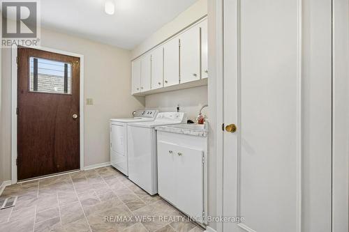 7350 Bendigo Circle, Mississauga, ON - Indoor Photo Showing Laundry Room