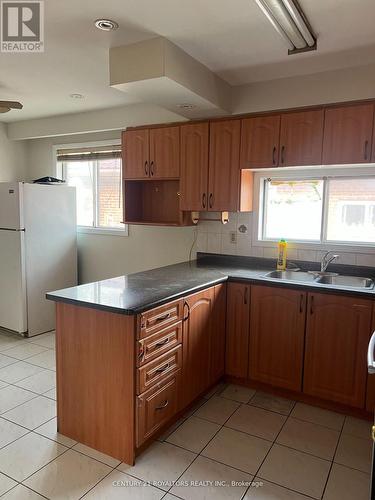 7258 Sills Road, Mississauga, ON - Indoor Photo Showing Kitchen With Double Sink