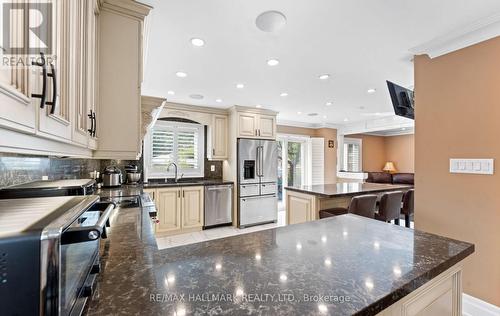 287 Andy Crescent, Vaughan, ON - Indoor Photo Showing Kitchen With Upgraded Kitchen