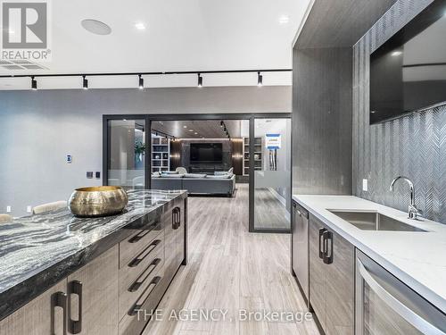 901 - 286 Main Street, Toronto, ON - Indoor Photo Showing Kitchen With Upgraded Kitchen