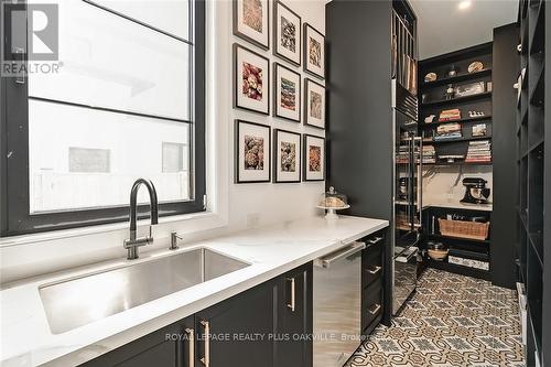 234 Walby Drive, Oakville, ON - Indoor Photo Showing Kitchen