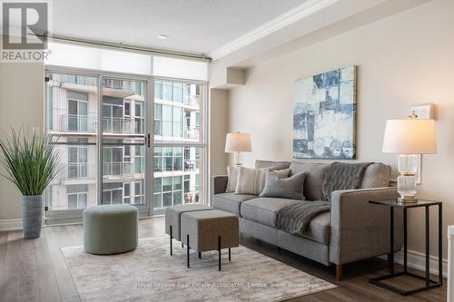 809 - 3 Marine Parade Drive, Toronto, ON - Indoor Photo Showing Living Room