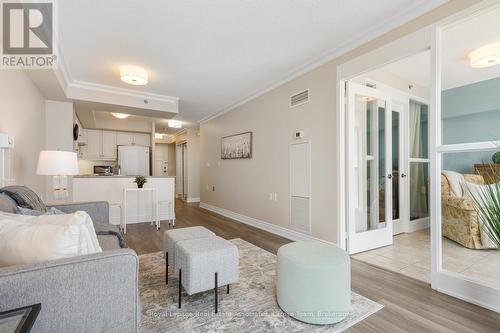 809 - 3 Marine Parade Drive, Toronto, ON - Indoor Photo Showing Living Room