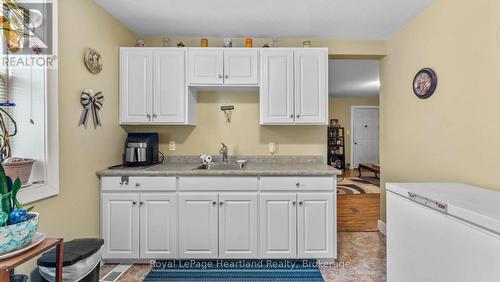 Unit B - 54 St David Street, Goderich (Goderich (Town)), ON - Indoor Photo Showing Kitchen