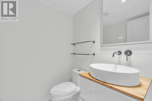 511 - 19 Woodlawn Road E, Guelph (Riverside Park), ON - Indoor Photo Showing Bathroom