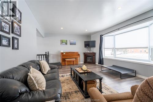 29006 Sharrow Road, Wabash, ON - Indoor Photo Showing Living Room With Fireplace