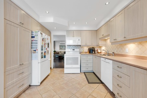 Cuisine - 5627 Ch. Merrimac, Côte-Saint-Luc, QC - Indoor Photo Showing Kitchen With Double Sink