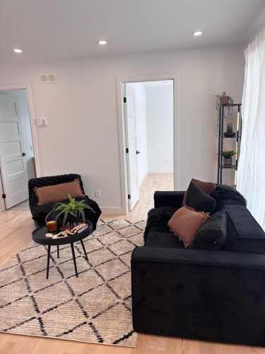 Living room - 27 Rue De Bleury, Saint-Jean-Sur-Richelieu, QC - Indoor Photo Showing Living Room