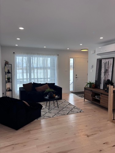 Living room - 27 Rue De Bleury, Saint-Jean-Sur-Richelieu, QC - Indoor Photo Showing Other Room