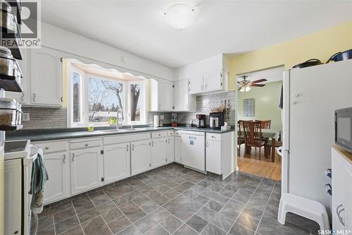 2349 Easthill, Saskatoon, SK - Indoor Photo Showing Kitchen