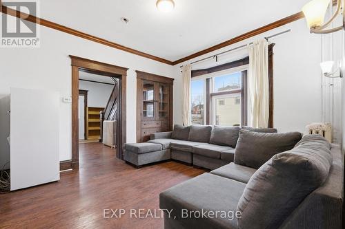 30 Regina Street N, Waterloo, ON - Indoor Photo Showing Living Room
