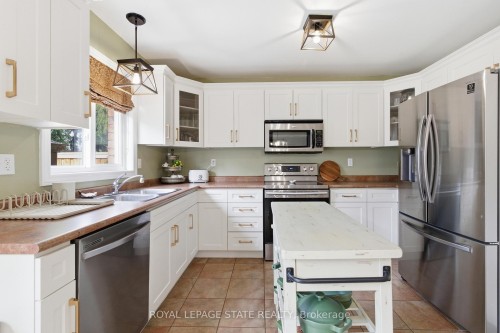 84 Duncairn Crescent, Hamilton, ON - Indoor Photo Showing Kitchen With Double Sink