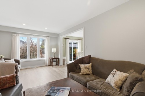 84 Duncairn Crescent, Hamilton, ON - Indoor Photo Showing Living Room
